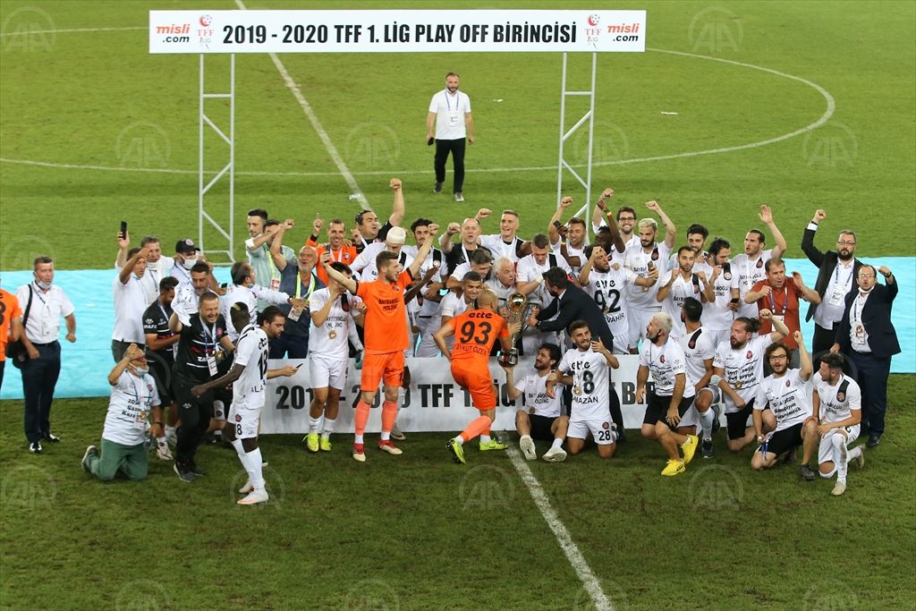 Fatih Karagümrük’te 36 yıl sonra Süper Lig’e yükselmenin sevinci