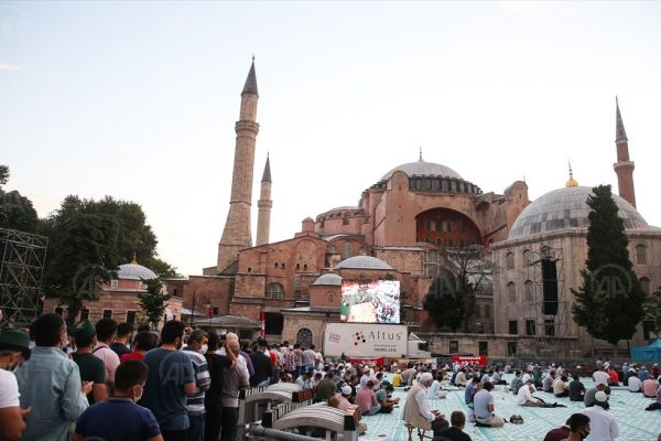 Ayasofya-i Kebir Cami-i Şerifi’nde, Kurban Bayramı’nın Üçüncü gününde de ziyaretçi yoğunluğu yaşanıyor.
