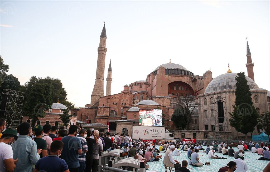 Ayasofya-i Kebir Cami-i Şerifi’nde, Kurban Bayramı’nın Üçüncü gününde de ziyaretçi yoğunluğu yaşanıyor.
