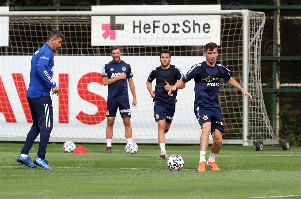 Fenerbahçe, yeni sezon hazırlıklarını sürdürdü