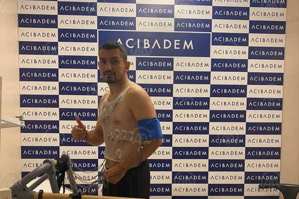 Büyükşehir Belediye Erzurumspor, Emrah Başsan ile sözleşme yeniledi