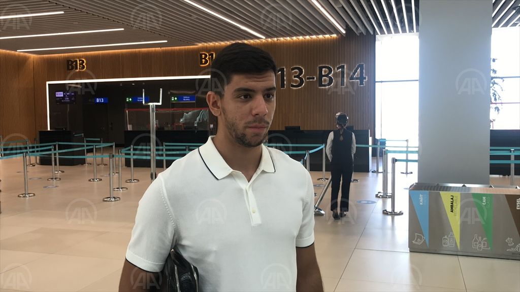 Altaylı Cenk Özkacar, Olympique Lyon’la sözleşme imzalamak için Fransa’ya gitti