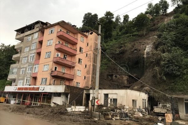 Rize’deki şiddetli yağış
