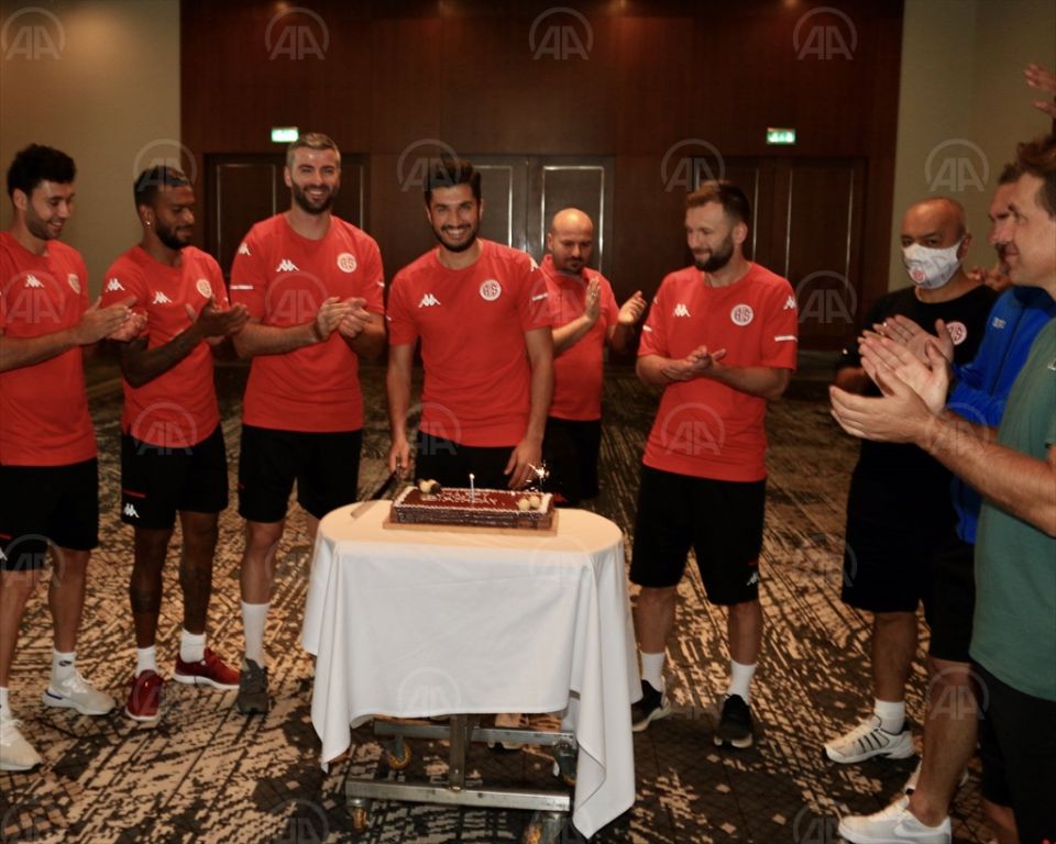 Antalyaspor’da Nuri Şahin’e doğum günü kutlaması