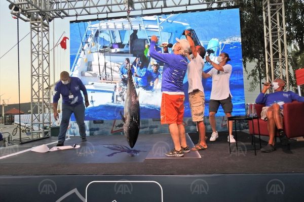 İzmir’de açık deniz balıkçılık turnuvası başladı