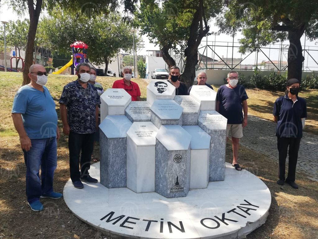 “Taçsız Kral” Metin Oktay, İzmir’de anıldı