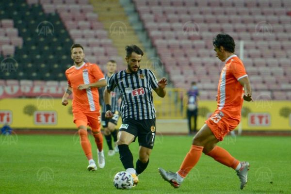 Eskişehirspor puanla tanıştı