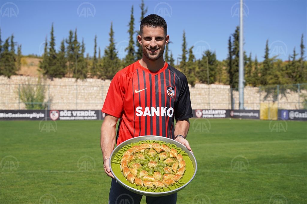 Gaziantep FK, yeni transfer Kevin Mirallas’ı bir tepsi baklavayla karşıladı