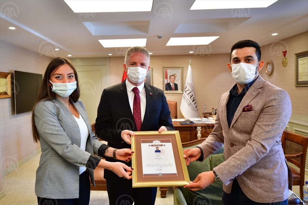 Düğünde takılan takıları bozdurarak öğrencisine televizyon alan öğretmen ödüllendirildi