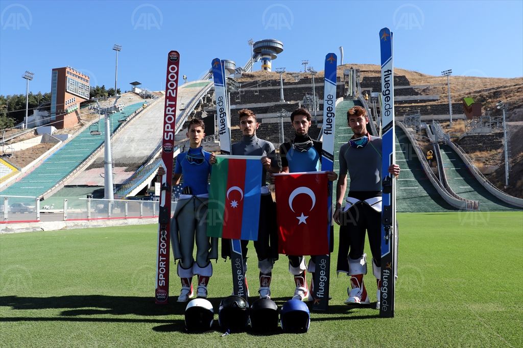 Milli sporcular, kayakla atlayıp ay yıldızlı bayrakları açarak Azerbaycan’a destek verdi