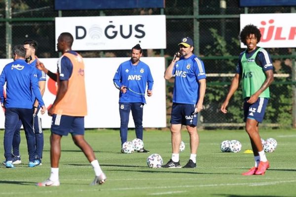Fenerbahçe Teknik Direktörü Erol Bulut’tan Azerbaycan’a destek:
