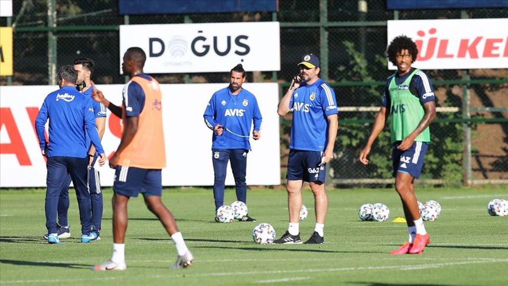 Fenerbahçe Teknik Direktörü Erol Bulut’tan Azerbaycan’a destek: