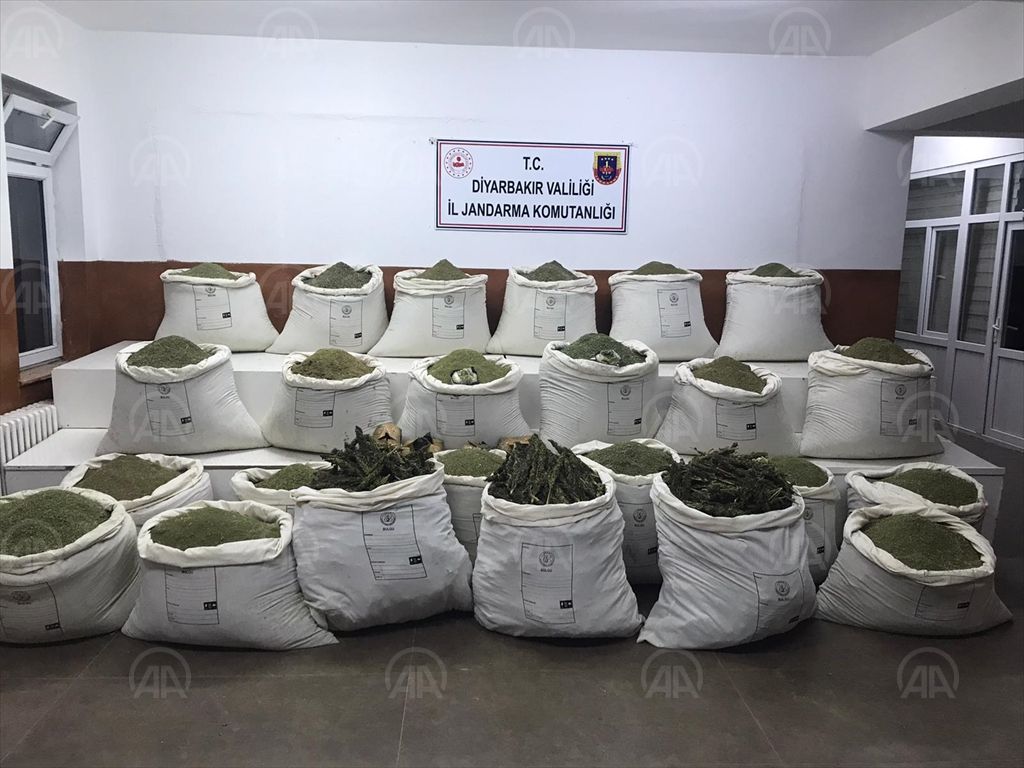 Diyarbakır’da 877 kilogram esrar ele geçirildi