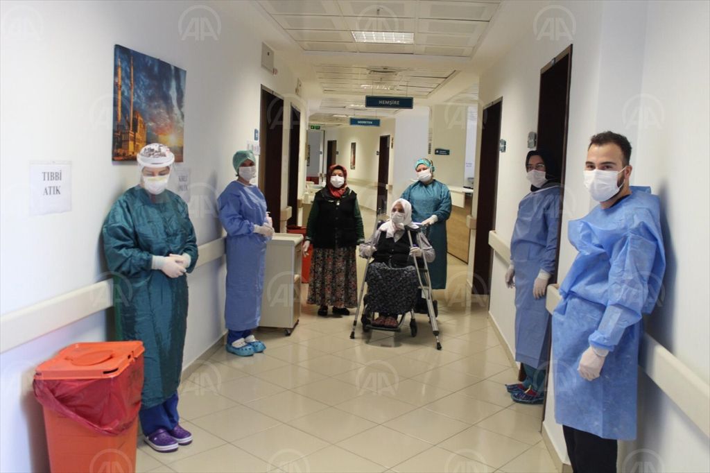 Sakarya’da yaşayan 110 yaşındaki Hamide nine Kovid-19’u yendi
