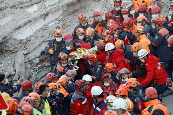 İzmir’de yaklaşık 65 saat sonra 3 yaşındaki Elif enkazdan yaralı çıkarıldı