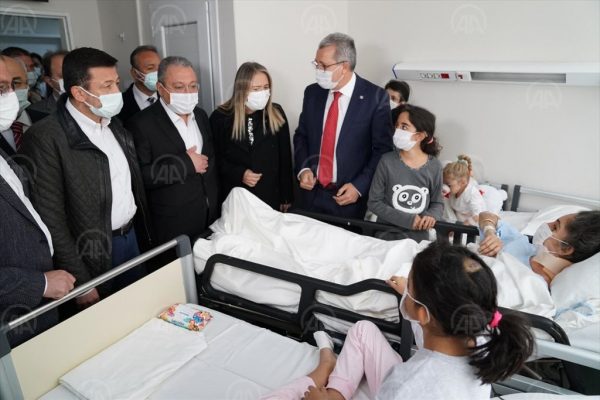 Enkazdan 65 saat sonra çıkarılan Elif bebek, ailesiyle hastanede buluştu