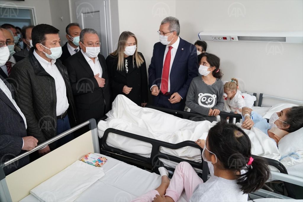 Enkazdan 65 saat sonra çıkarılan Elif bebek, ailesiyle hastanede buluştu