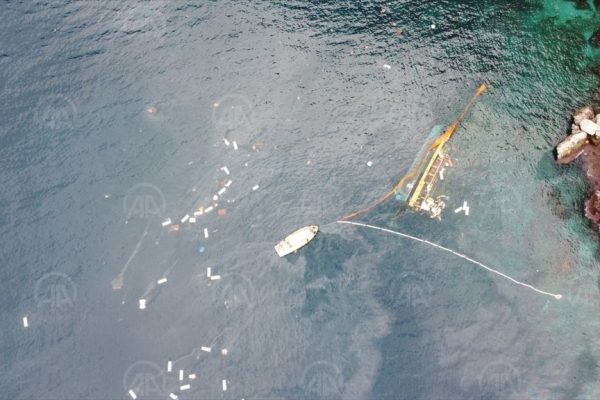 Antalya’da tur teknesi battı