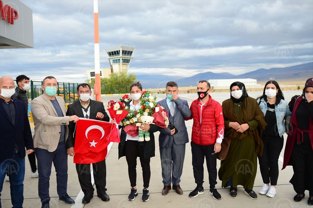 Avrupa üçüncüsü olan milli judocu Özlem Yıldız memleketinde coşkuyla karşılandı