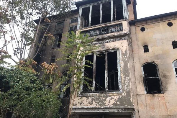 Gaziantep’te çıkan ev yangınında 3 kişi dumandan etkilendi