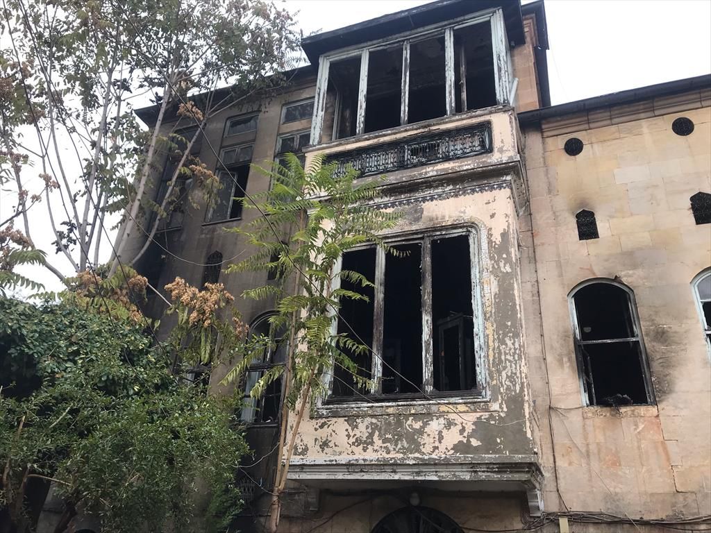 Gaziantep’te çıkan ev yangınında 3 kişi dumandan etkilendi