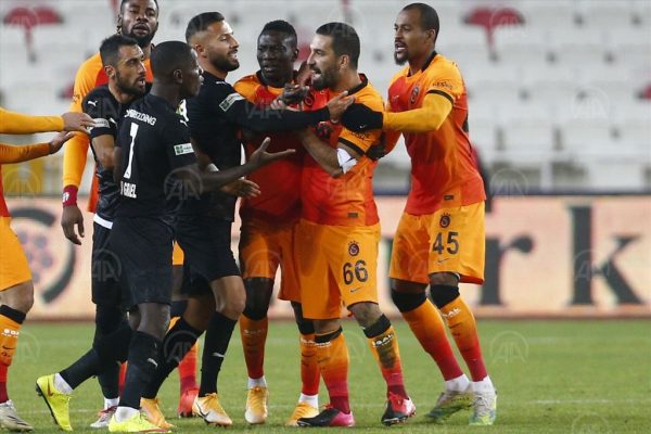 Galatasaraylı futbolcu Arda Turan, Kovid-19 test sonucunun pozitif çıktığını açıkladı