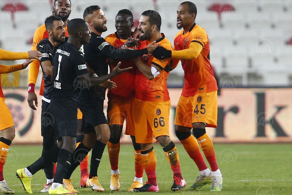 Galatasaraylı futbolcu Arda Turan, Kovid-19 test sonucunun pozitif çıktığını açıkladı