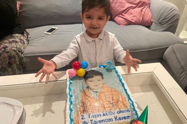 Minik Kerem pastasını kendisi kesti