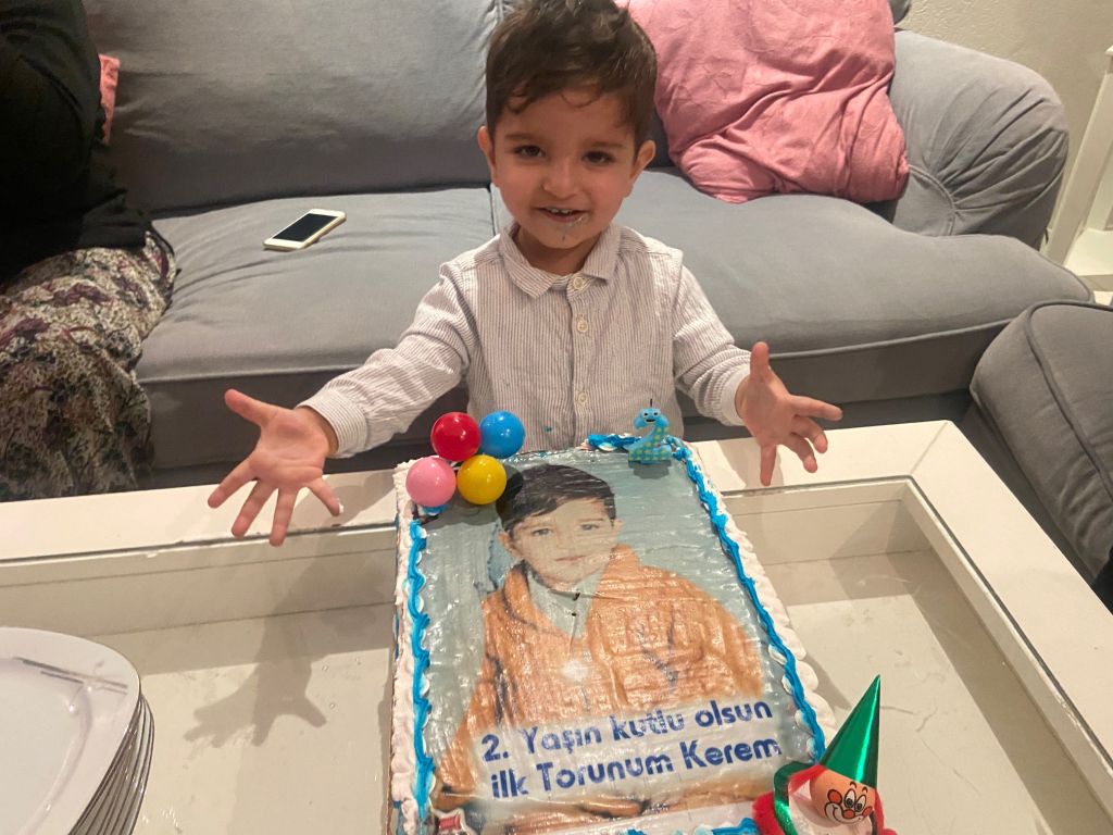 Minik Kerem pastasını kendisi kesti
