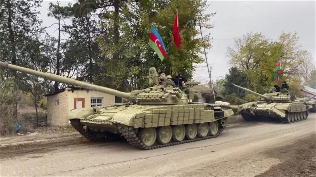 Azerbaycan ordusu 27 yıldır işgal altında bulunan Ağdam’a girdi