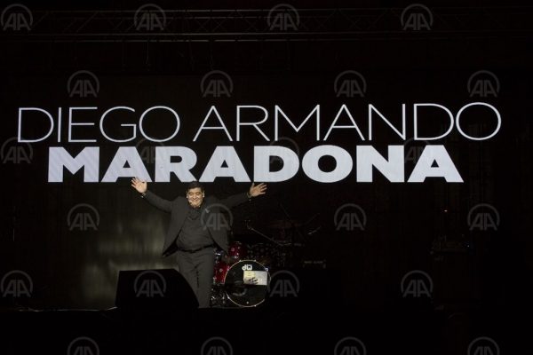 Arjantinli efsane futbolcu Maradona hayatını kaybetti