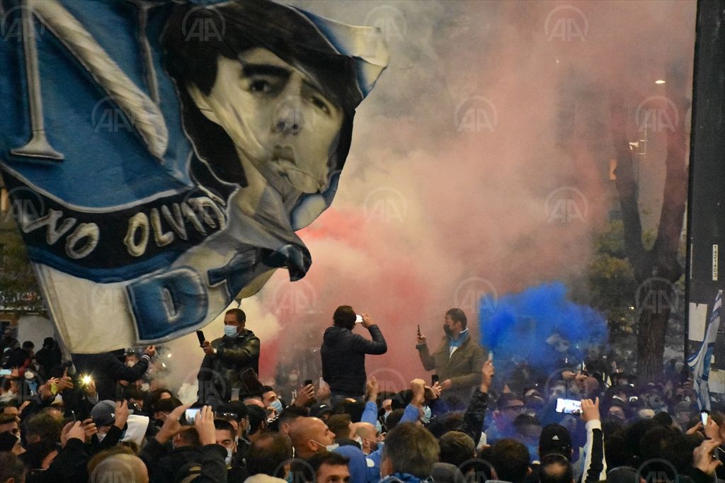 Napolililer Maradona için sokaklara döküldü