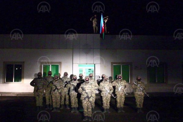 Azerbaycan ordusu işgalden kurtarılan Laçın’a bayrak dikti