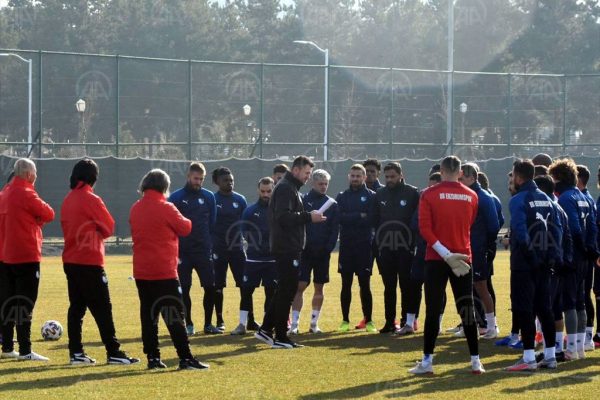 Teknik direktör Hüseyin Çimşir, Büyükşehir Belediye Erzurumspor’da ilk antrenmanına çıktı