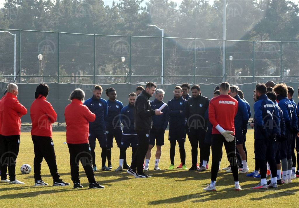 Teknik direktör Hüseyin Çimşir, Büyükşehir Belediye Erzurumspor’da ilk antrenmanına çıktı