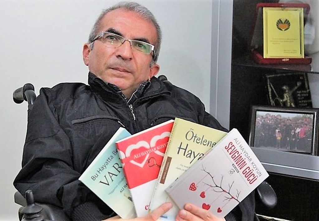 Fiziksel engeline rağmen hayata tutunmayı başaran; Malatyalı  aktivist ve yazar Ali Haydar Koyun