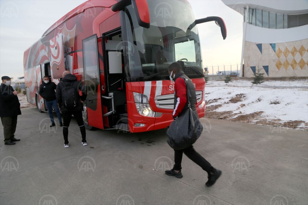 İsrail’de mahsur kalan Sivasspor kafilesi Sivas’a ulaştı