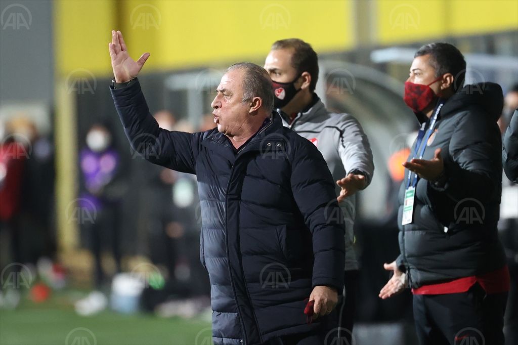 Hakeme, senden bekçi bile olmaz dedi. Fatih Terim kırmızı kart gördü