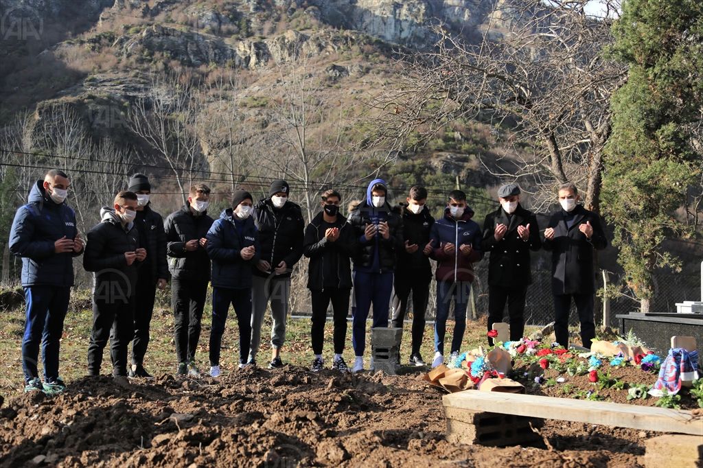 Trabzonspor Teknik Direktörü Avcı ve futbolculardan Özkan Sümer’in mezarına ziyaret