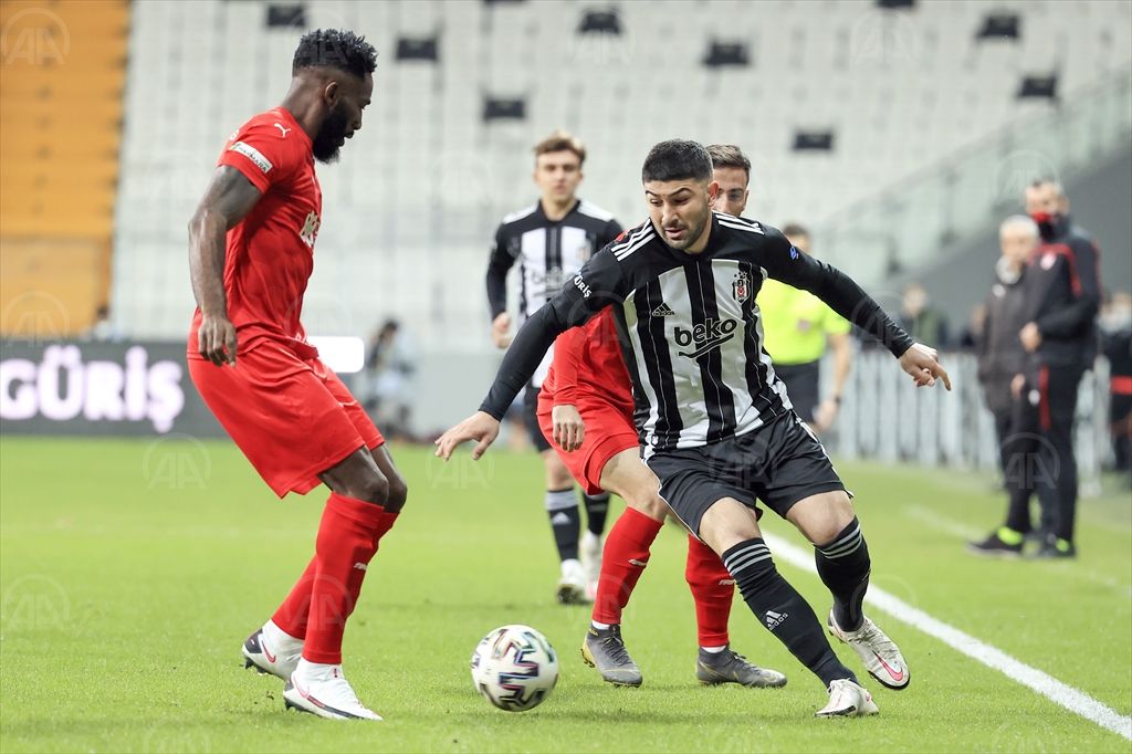 Beşiktaş 3 attı, Sivasspor hakemi kararttı