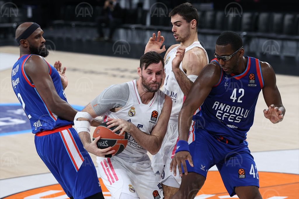 Anadolu Efes: 65 – Real Madrid: 73