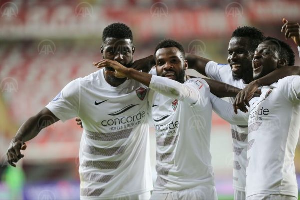 Atakaş Hatayspor’dan Antalyaspor’a 6 tepsi künefe