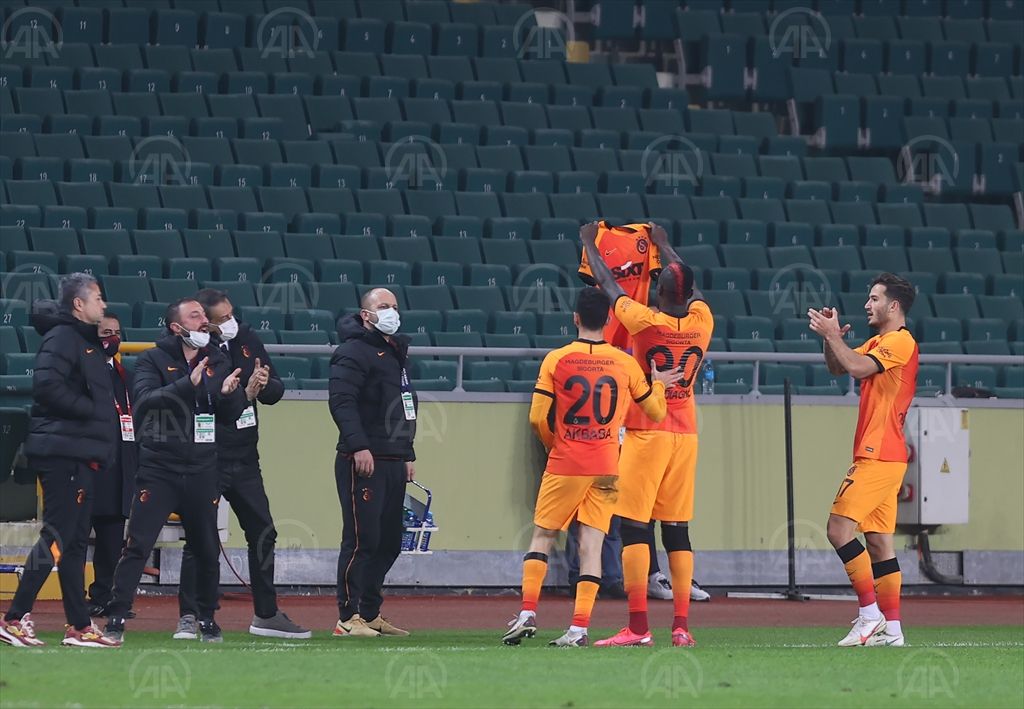 Galatasaray, Konyaspor”a yenildi