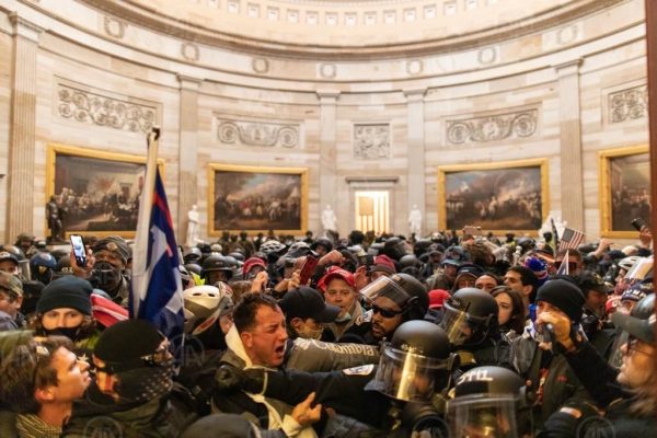 ABD’de Trump destekçileri polis barikatını aşarak Kongre binasına girdi