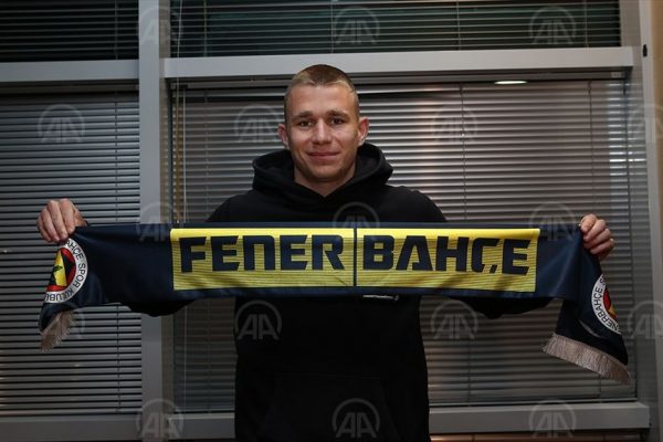 Fenerbahçe’nin transfer gündemindeki Macar futbolcu Szalai, İstanbul’a geldi
