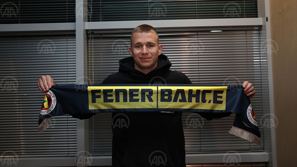 Fenerbahçe’nin transfer gündemindeki Macar futbolcu Szalai, İstanbul’a geldi