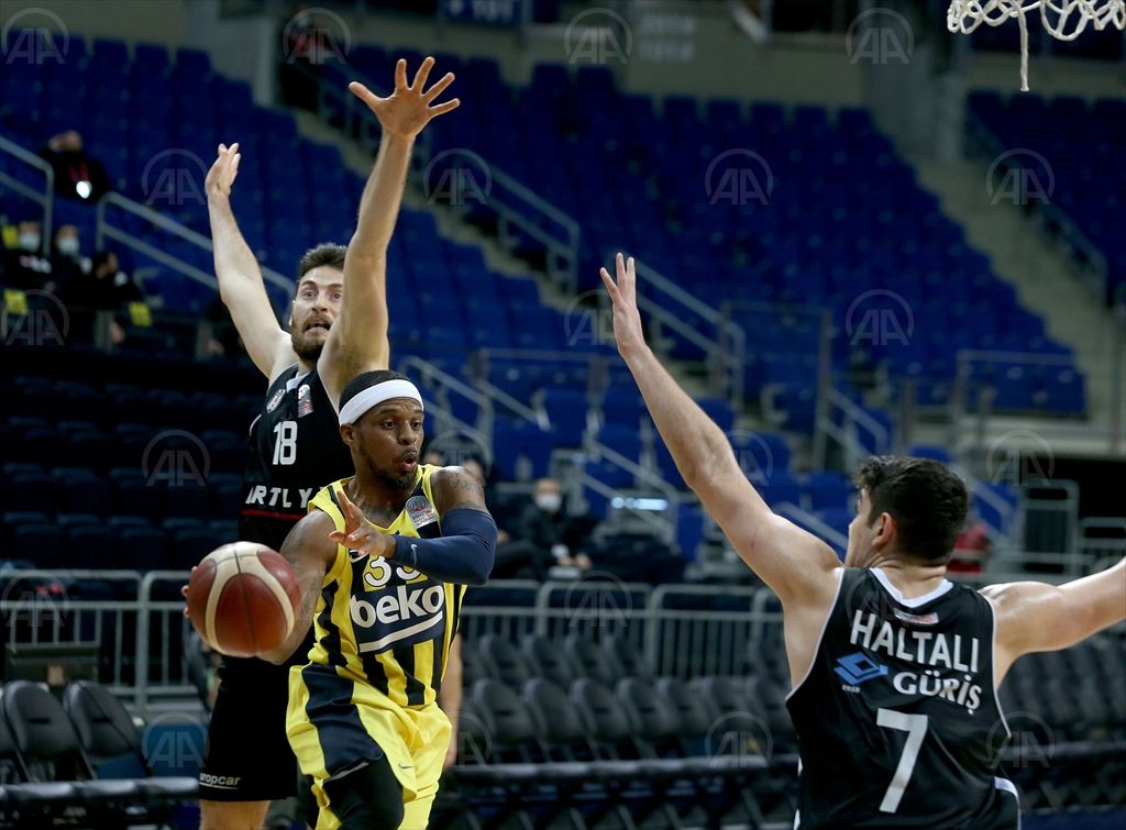 Beşiktaş, 8 yıl sonra Fenerbahçe’yi yendi : 92-83