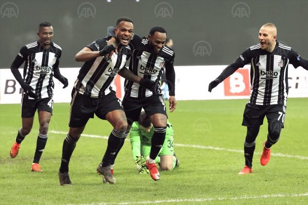 Beşiktaş derbi galibiyetiyle liderliğini sürdürdü