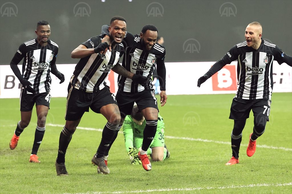 Beşiktaş derbi galibiyetiyle liderliğini sürdürdü