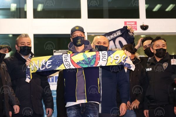 Fenerbahçe’nin transfer görüşmelerine başlandığını açıkladığı Mesut Özil,”Çok heyecanlıyım. Çünkü ben her zaman Fenerbahçeliydim”